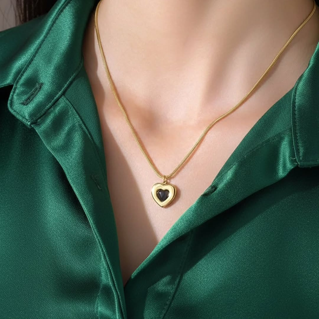 Anti Tarnish necklace 🌸 (Black heart necklace Gold heart pendant Minimal heart jewellery Elegant pendant chain Trendy girls necklace)